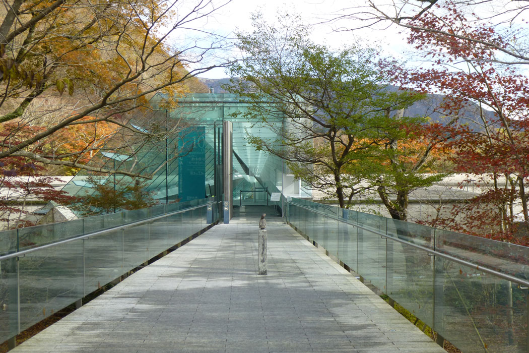 ポーラ美術館は山に埋められた？ように作られており、周辺の木々と溶け合っています　紅葉もきれいだよ